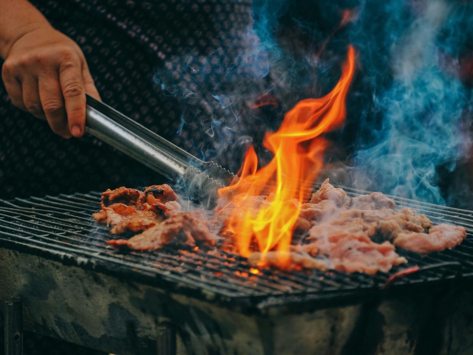 Carnes na grelha em churrasqueira ao ar livre no Paraíso Park