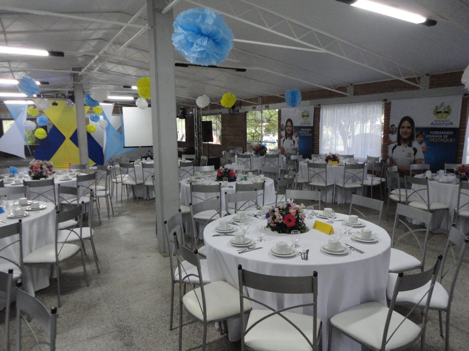 Salão Master montado com mesas redondas para um evento corporativo