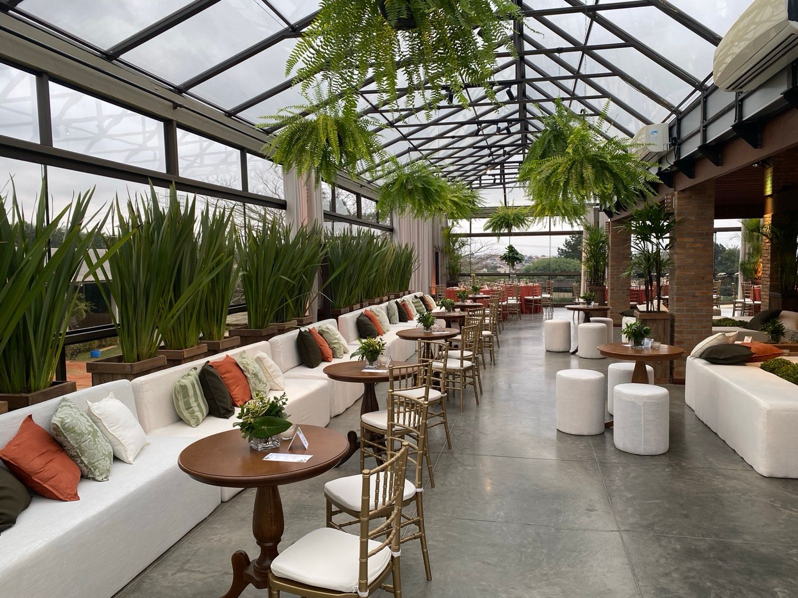 Salão Premium do Paraíso Park com lounge, plantas e teto de vidro