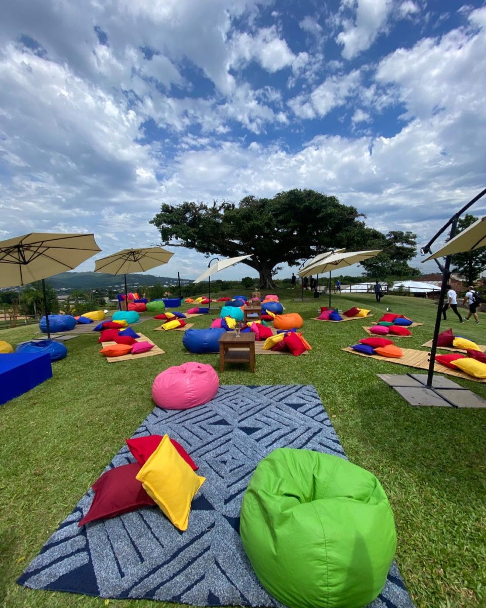 Ambientação de um evento ao ar livre no gramado do Paraíso Park